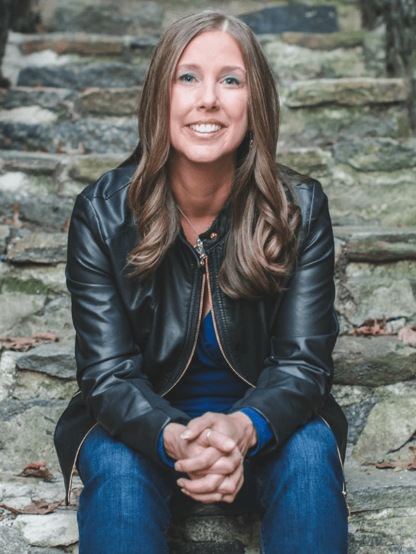 Laura Kaye Headshot Cropped